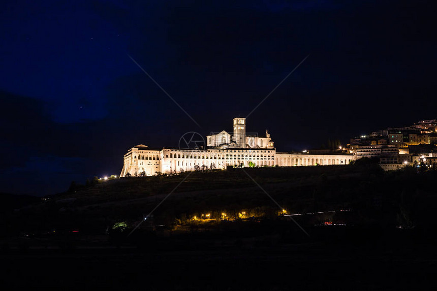 Assisi的夜间全景欧洲意大利翁布里亚地区Pe图片