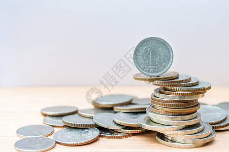用于金融和商业概念的其他硬币堆积的日圆硬币高清图片