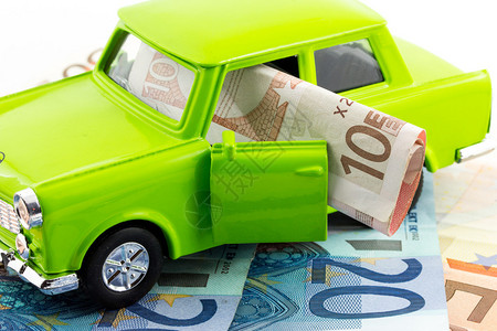 欧元纸币上的绿色汽车图片