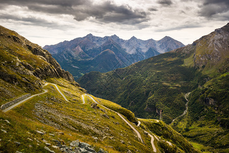 日落时在高山谷的风景公路图片