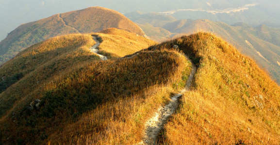 曲折的山路图片