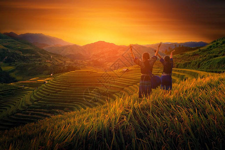 越南苗族儿童在稻田上举臂图片