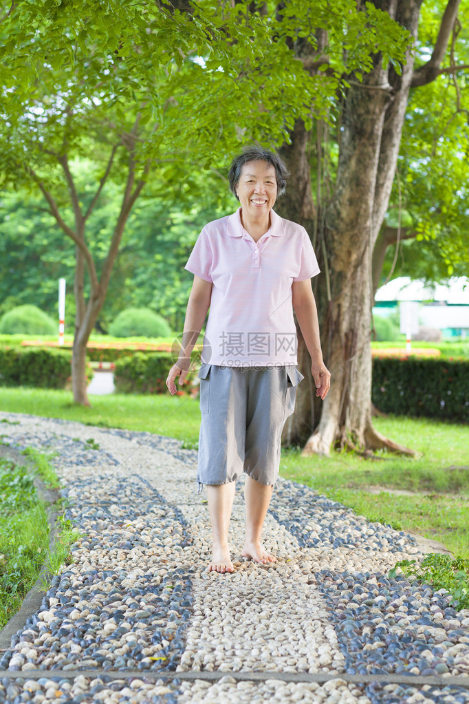 年长的亚洲老年妇女图片