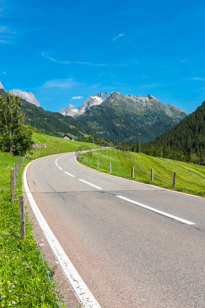 瑞士山的公路转图片