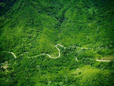 高山公路空中观察绿林中施压背景图片