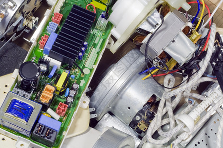垃圾堆放场上的磁强马达一条电缆和其他各种废弃的家用电子设备零件碎裂图片