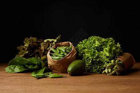 木制表面熟绿色蔬菜图片