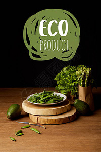 木制餐桌顶上含生态产品字母的图片