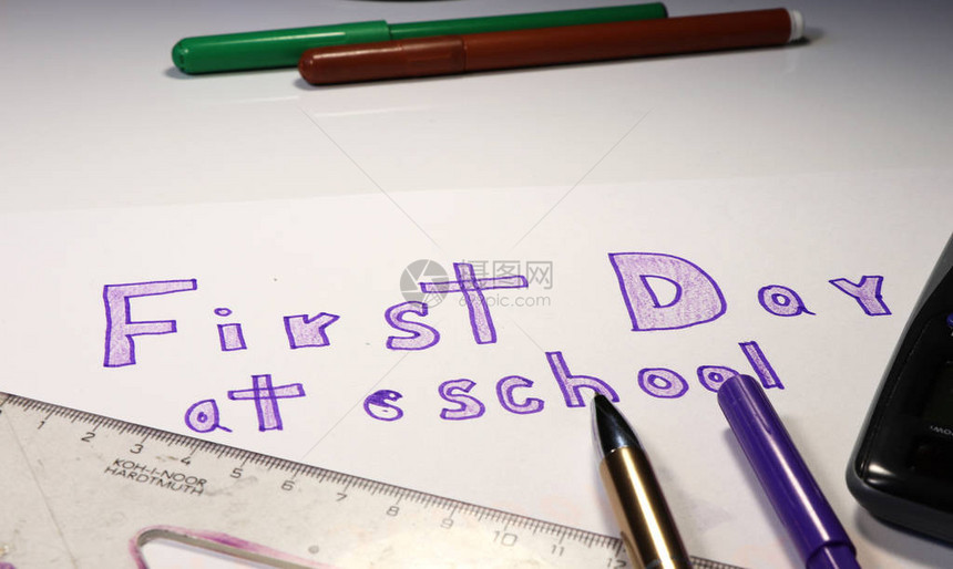 学校的第一天是在纸面上写作您可以看到部分计算笔触图片