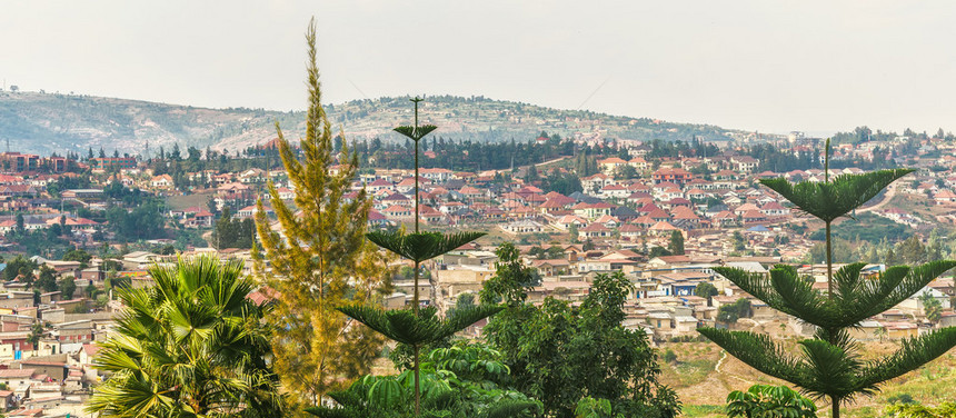 卢旺达的人均城市基加利从该市郊外山丘上图片