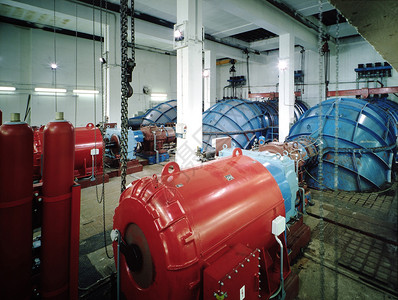 水力发电厂内部发电机图片