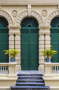 位于泰国曼谷大宫的旧楼欧洲风格绿色大门关闭GrandP图片