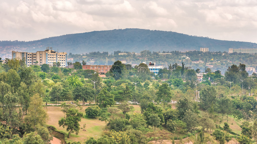 卢旺达的人均城市基加利从该市郊外山丘上图片