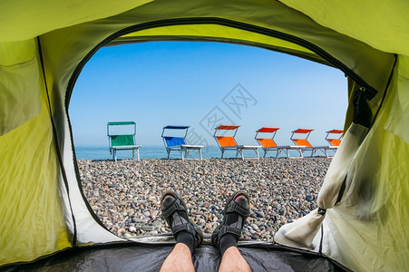 从帐篷里看到海边闪光海滩上富彩多图片