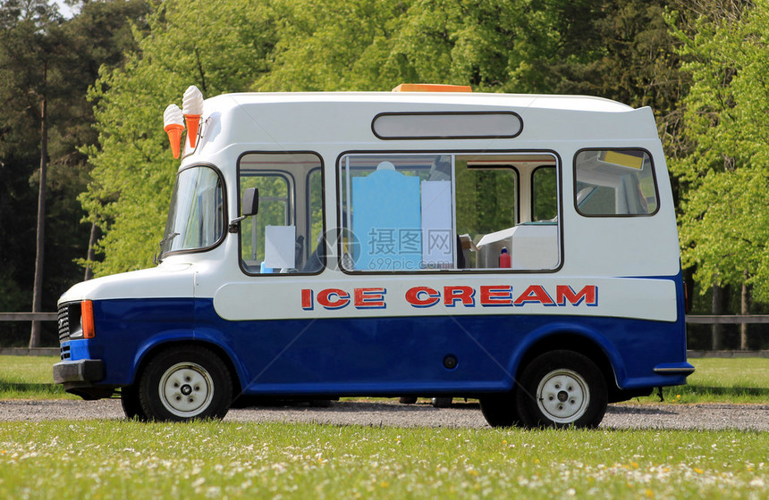 停在绿色乡村的冰淇淋车图片