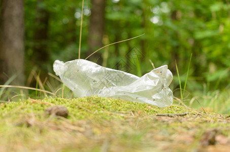 塑料瓶的腐烂和污染大自然图片