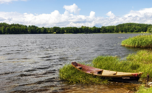 夏天湖上孤舟的乡村景观图片