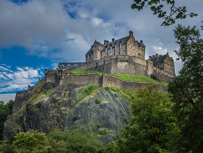 英国苏格兰爱丁堡一座岩石山丘图片