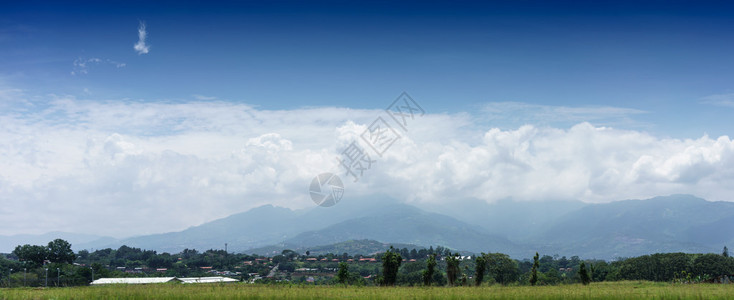 山脉全景反对多云的天空图片