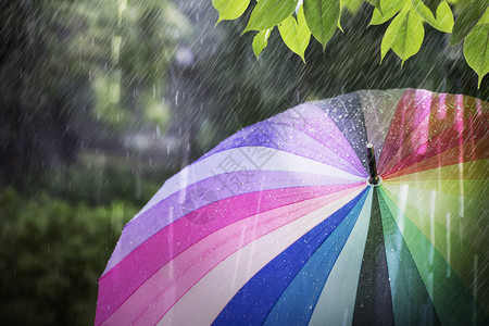 雨天下雨和五颜六色的伞图片