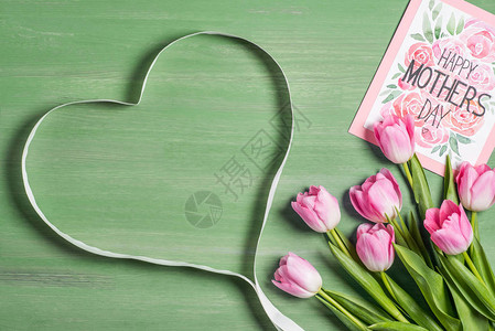 由丝带郁金香花束和卡片制作的心脏符号高观图片