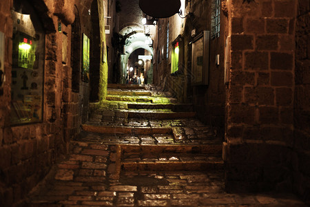 晚上在以色列雅法老城的一条典型小巷里图片