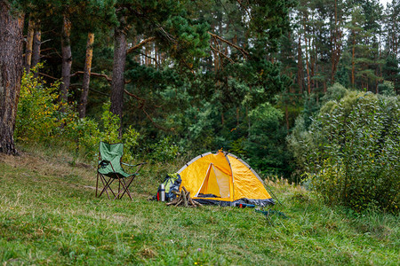 在绿林中用帐篷背背景图片