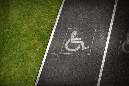残疾人停车位图片