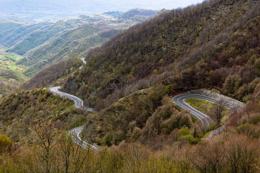 穿越意大利山地景观的长风路图片