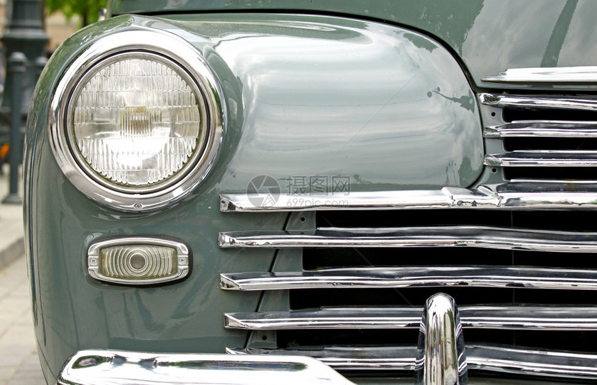 一辆lod老式经典汽车的前灯和镀铬保险杠图片