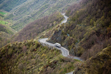 穿越意大利山地景观的长风路背景图片
