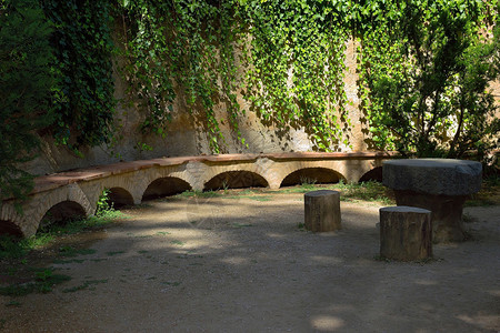 西班牙加泰罗尼亚州巴塞罗那市公园Labyrinth的座椅石在一座图片