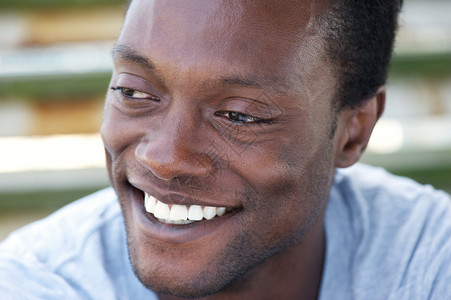 一个快乐的非洲美国人笑容美丽的背景图片