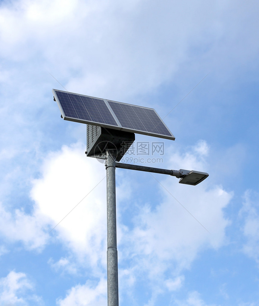 创新的太阳能街灯和蓝天空图片