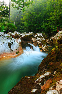 斯洛文尼亚Bohinj湖附近的CanyonMostnicaMostniceK背景图片