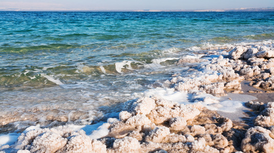 约旦死海的水晶海岸线图片