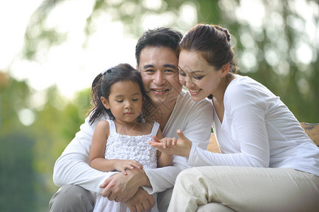 幸福的亚洲家庭在公园图片