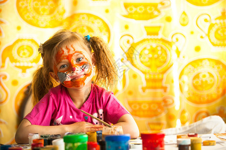 小孩用脸上的颜料画颜料背景图片