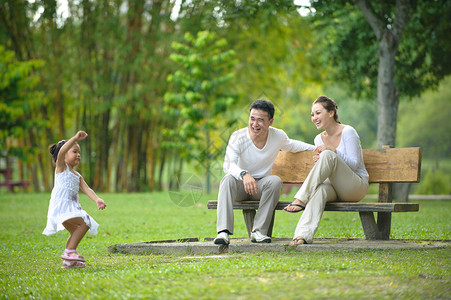幸福的亚洲家庭在公园图片