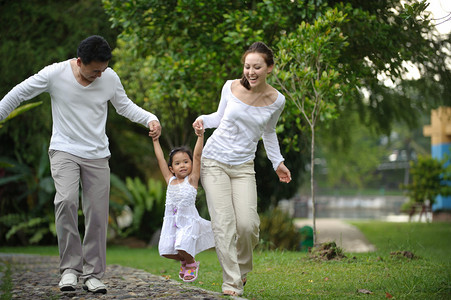 快乐的亚裔家庭在公园图片