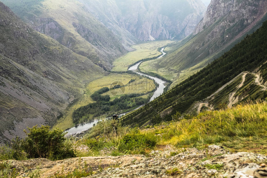俄罗斯阿尔泰山脉和河流的风景图片