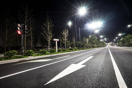 夜间在汉城郊区用照明灯照图片