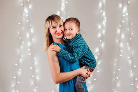 高加索家庭母亲和儿子庆祝圣诞节或新年节日的图片