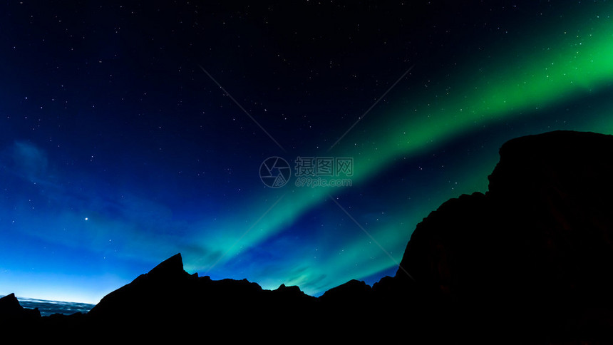 一个美丽的绿色的北极光或挪威图片