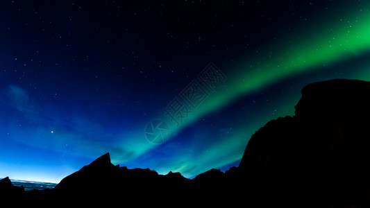 一个美丽的绿色的北极光或挪威图片