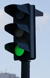 黑色交通信号灯绿图片