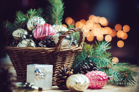 柳条篮中的复古圣诞装饰品图片