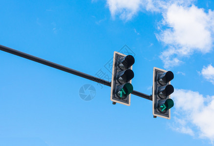 交通灯的图像绿灯是亮着的图片