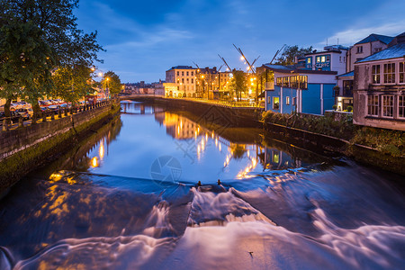 爱尔兰科克市李河上的夜光高清图片