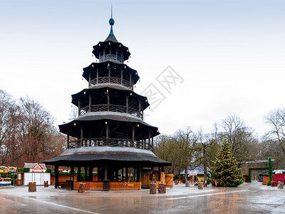 塔是英国花园的木制建筑图片